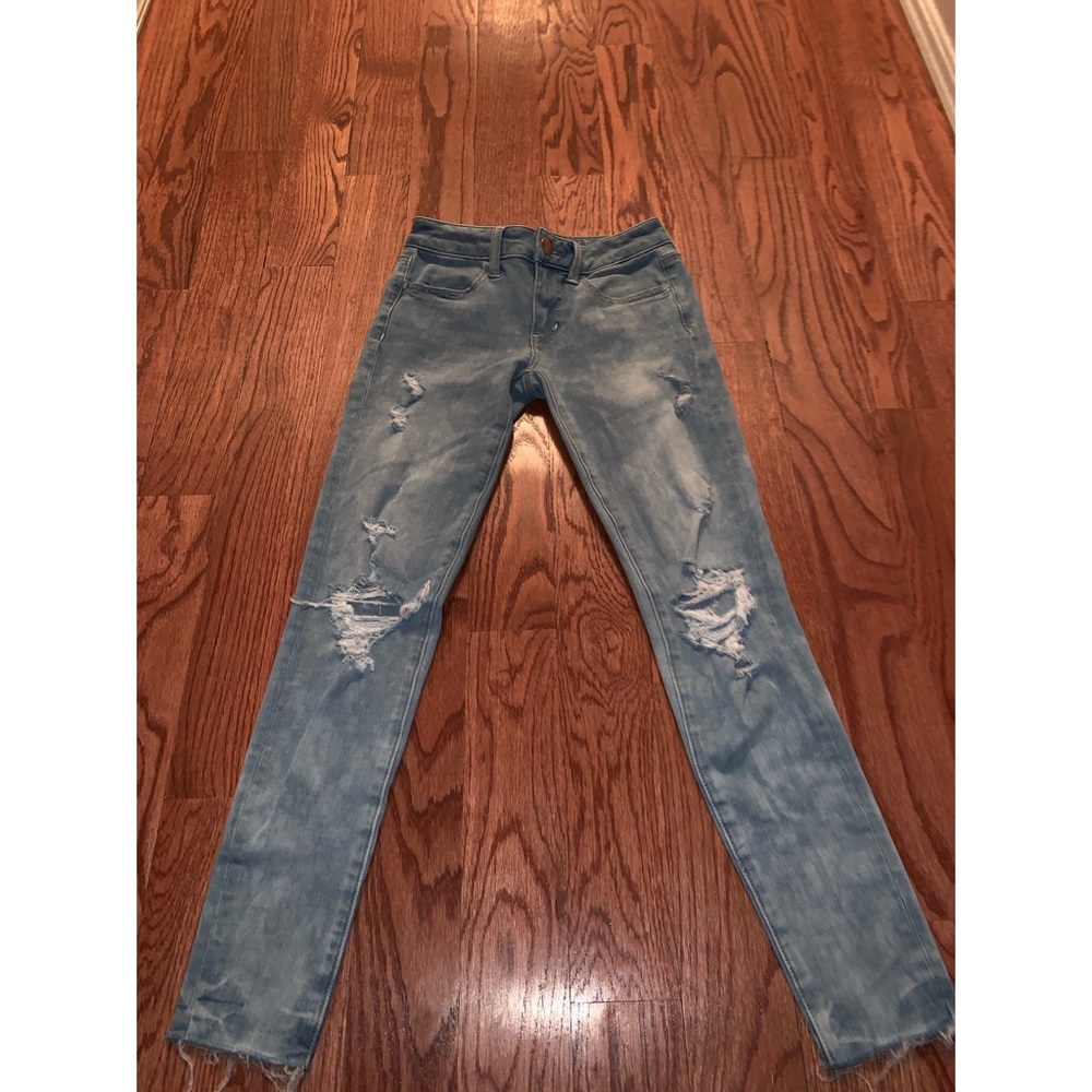 American Eagle Light Wash Ripped Jegging